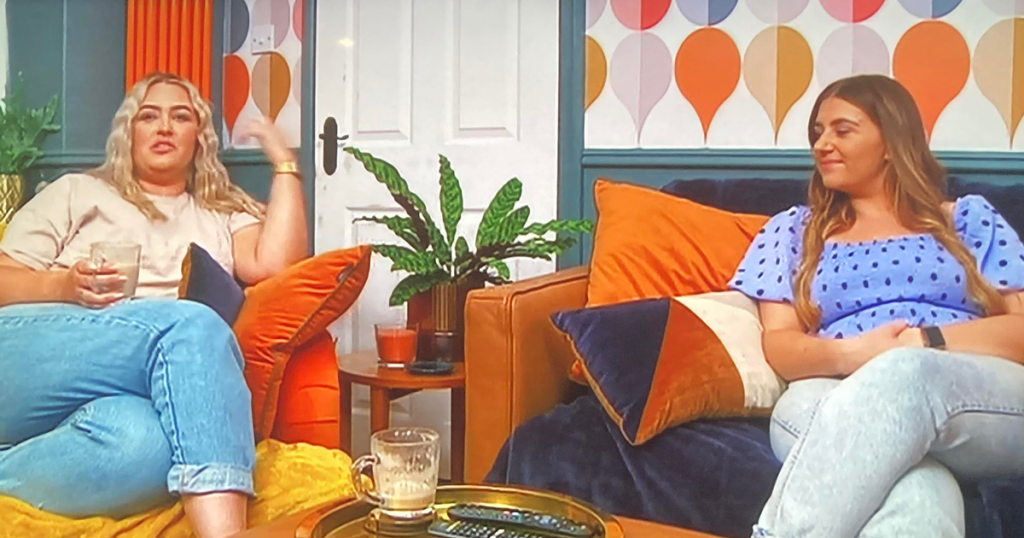 0_Ellie-and-Izzi-Warner-Gogglebox.png