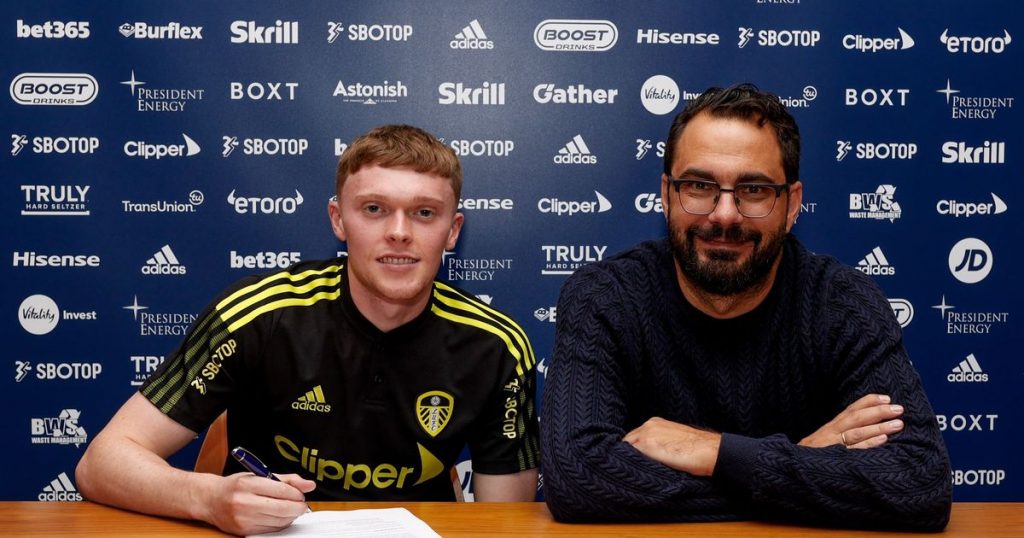0_Jack-Jenkins-signs-his-new-Leeds-United-deal-27092021.jpg