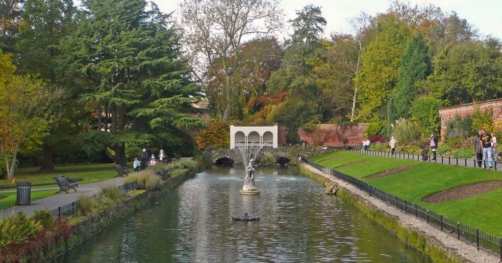 4_Canal_Gardens_Roundhay_Park_24th_October_2010.jpg
