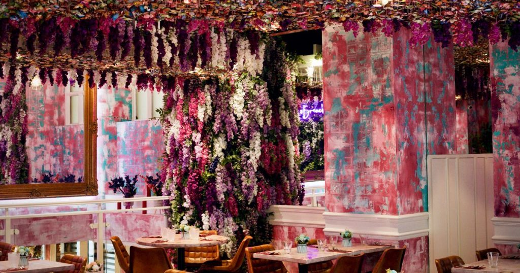 0_Fleur-Cafe-features-more-than-50000-flowers.jpg