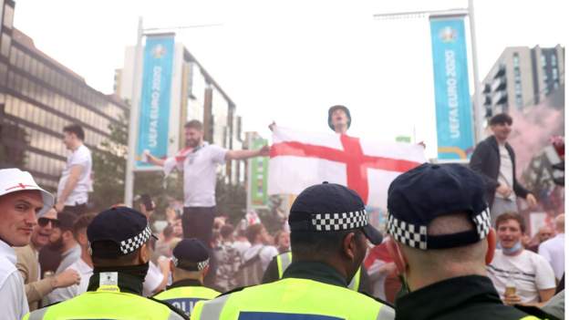 121138574_euro2020police.jpg