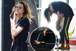 cara-delevingne-barefoot-smoking8-1.jpg