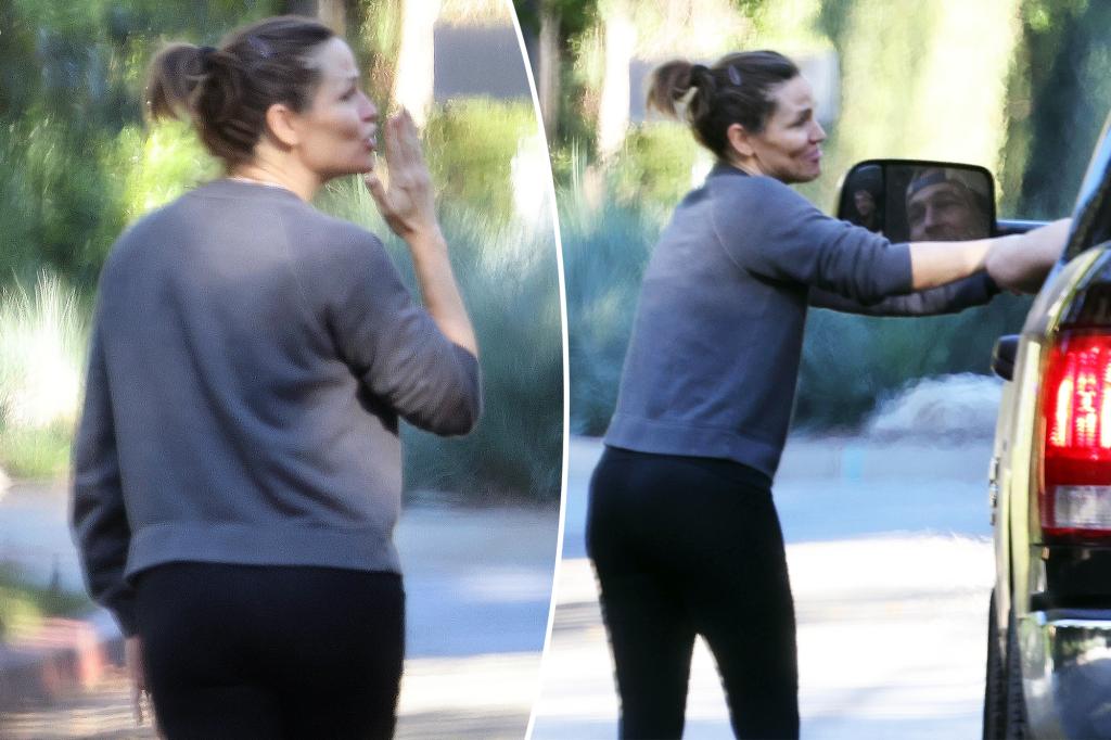 jennifer-garner-blows-kiss-to-boyfriend.jpg